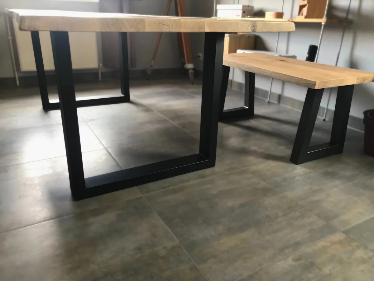 Une table en bois et acier, avec un banc assorti