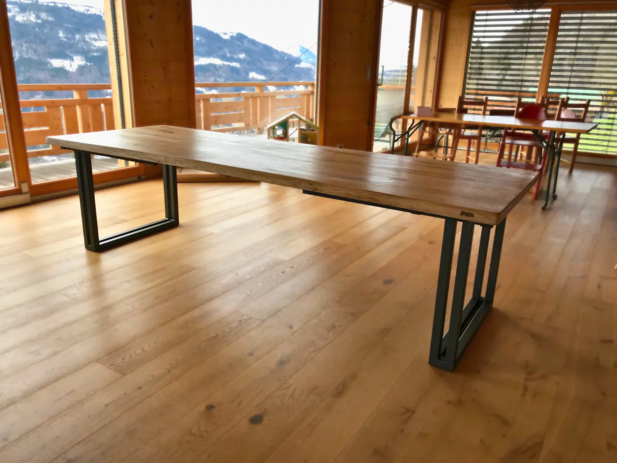 Une table en bois et métal dans un chalet