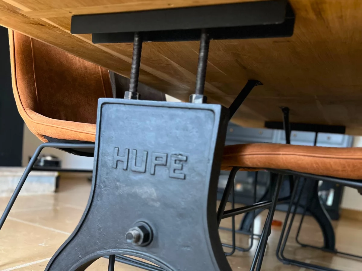 Un pied de table en fonte marqué HUPE, dans un style industriel