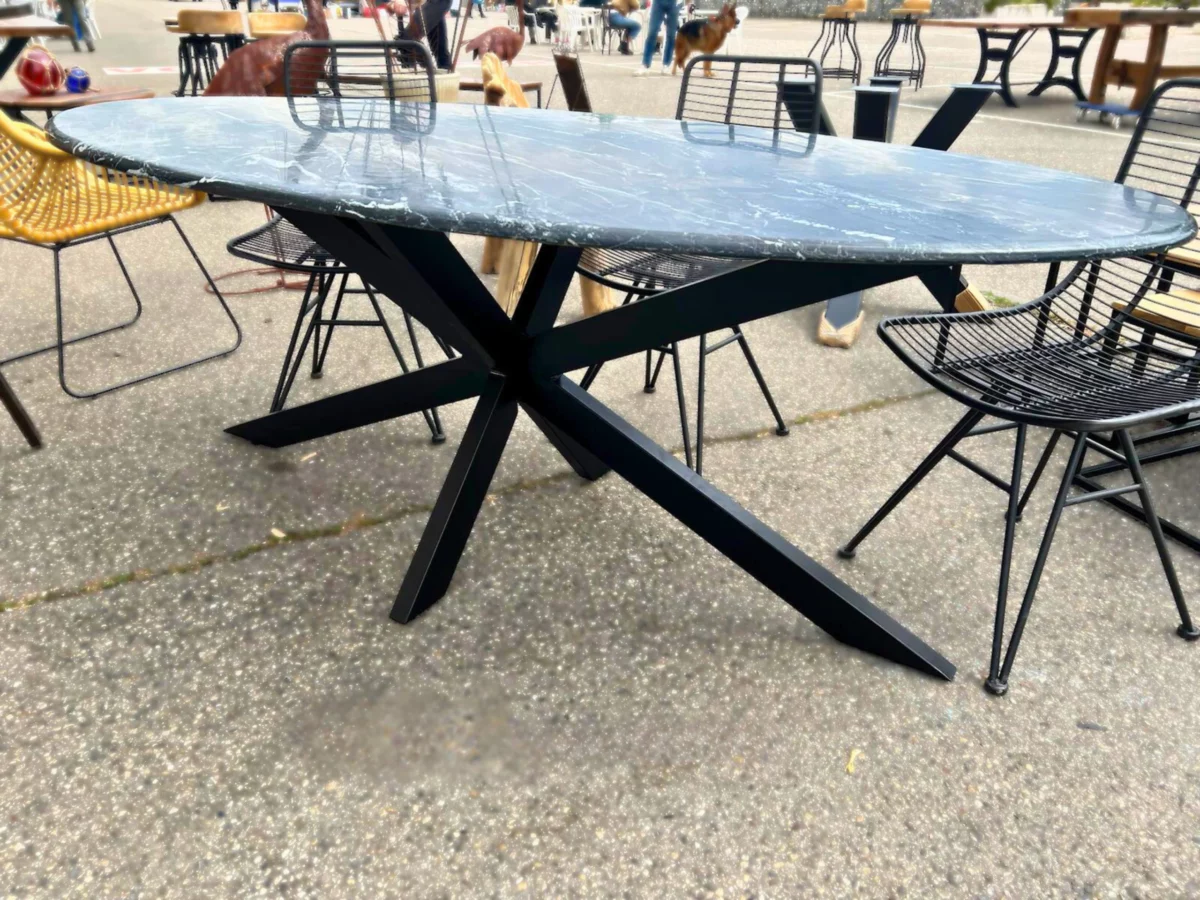 Une table ovale en marbre noir en extérieur