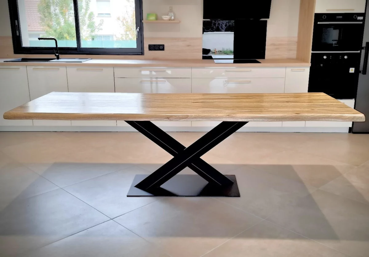 Une table avec un pied central