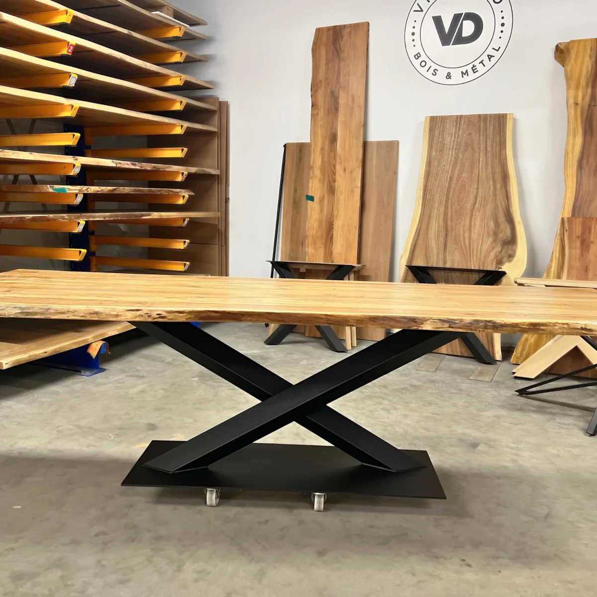 Une table avec un pied central en acier