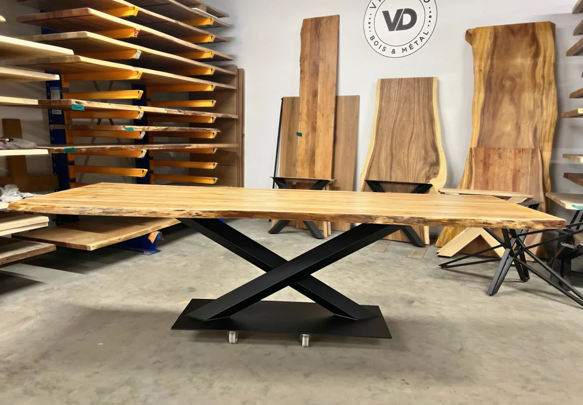 Une table avec un pied central en acier