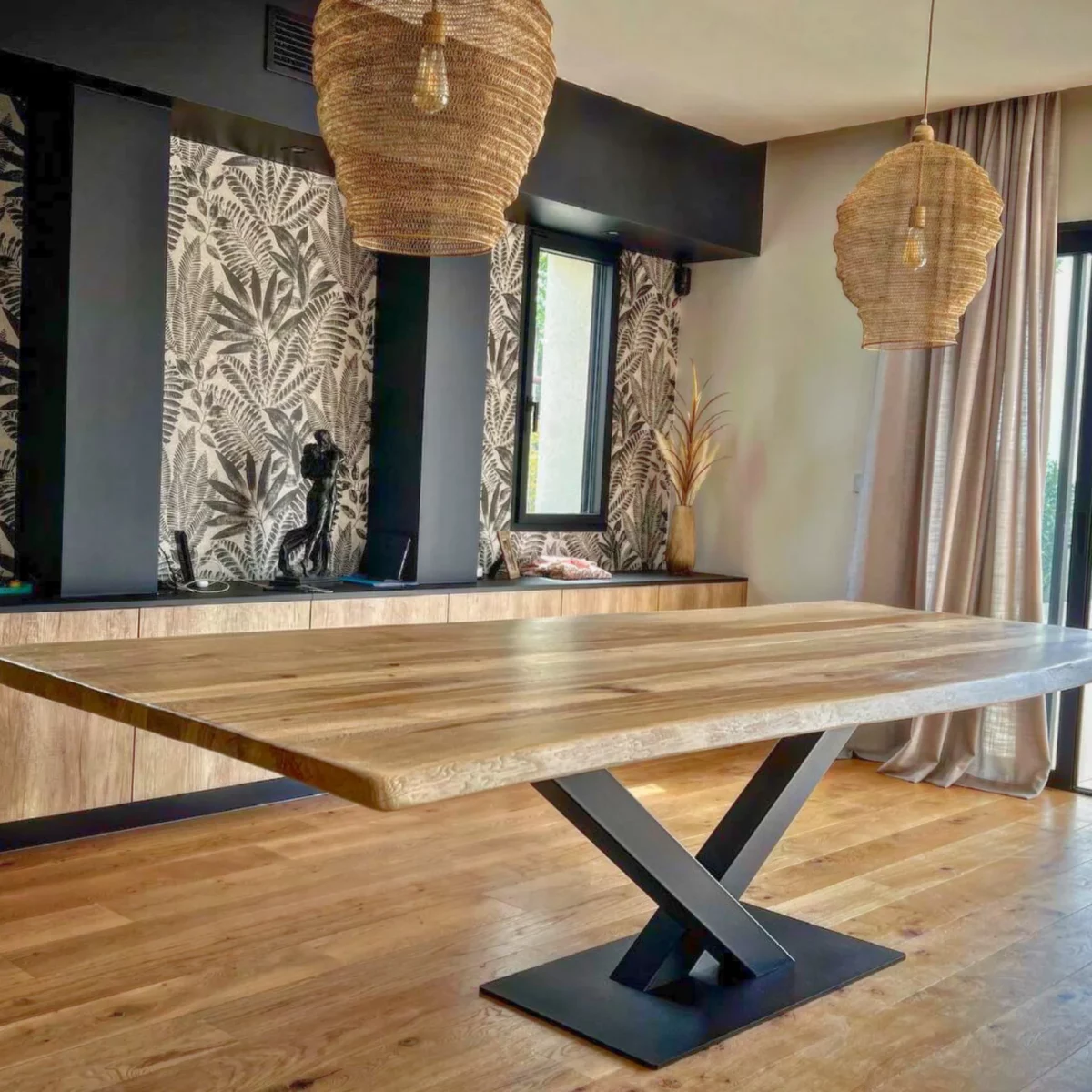 Une table plateau bois et pied central noir