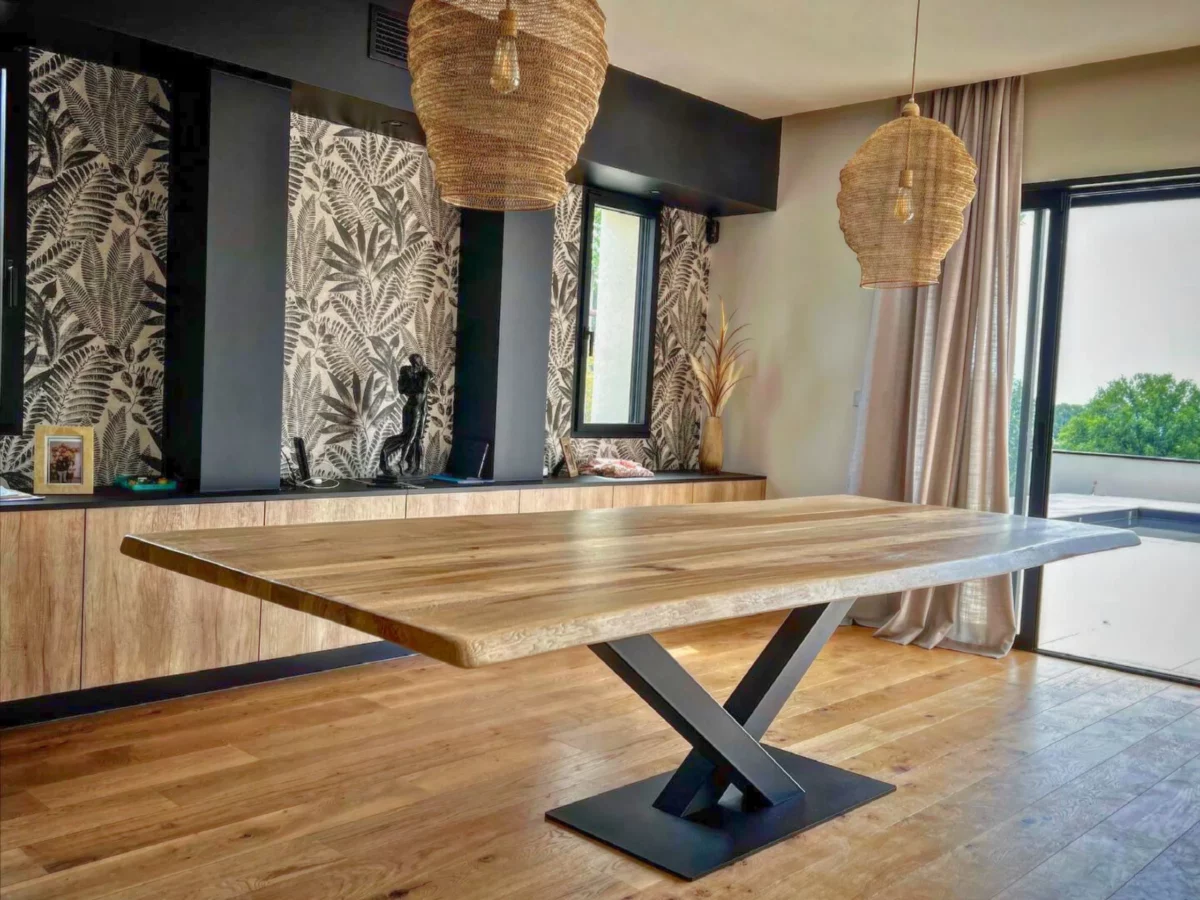 Une table plateau bois et pied central noir