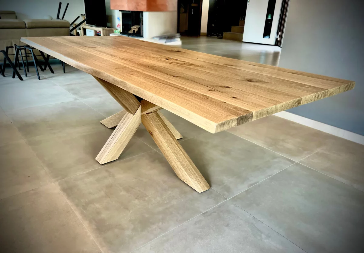 Une table avec un pied central en chêne clair