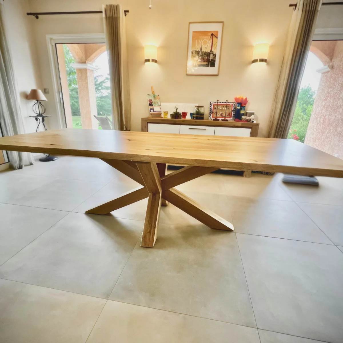 Une table à manger avec un pied central en chêne massif