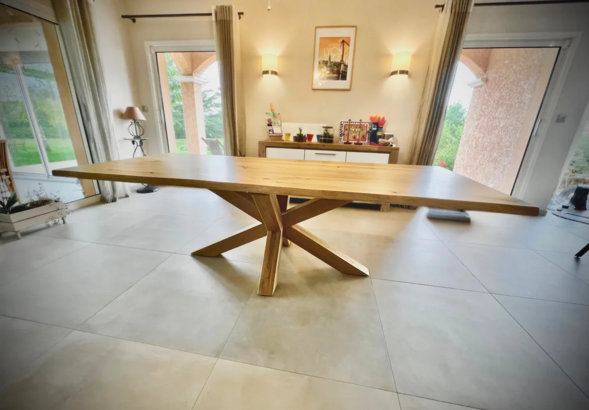 Une table à manger avec un pied central en chêne massif