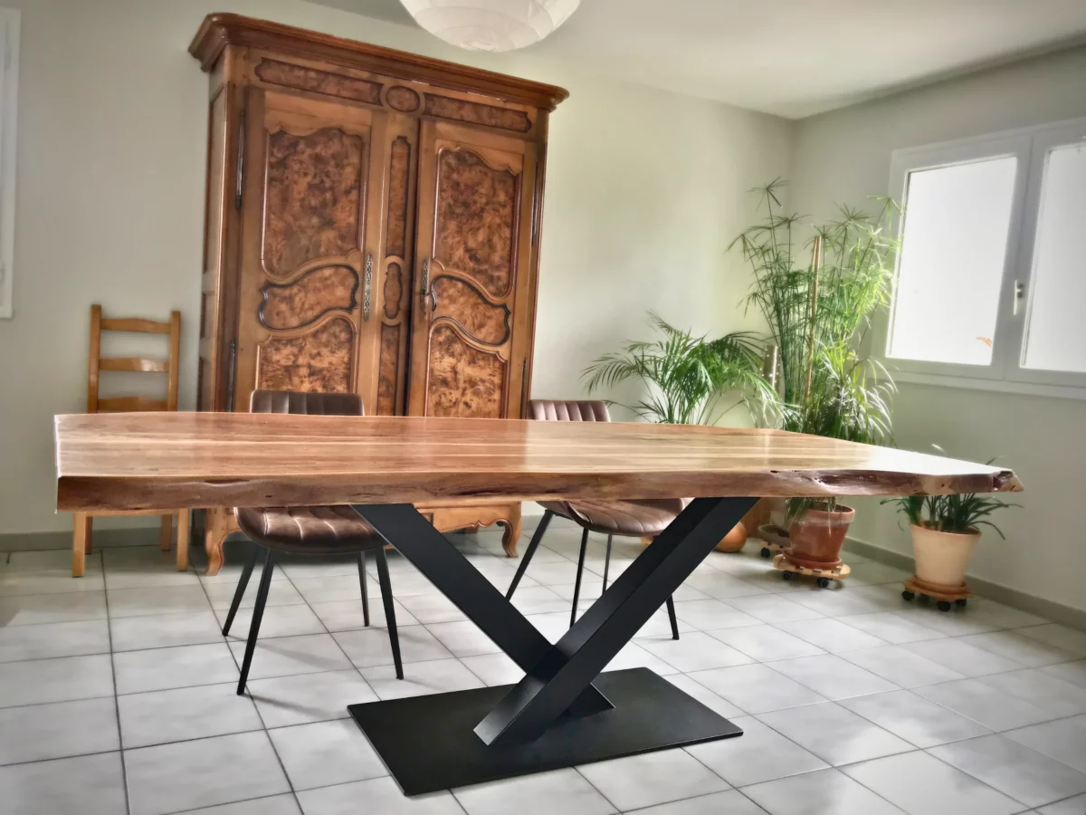 Un salon avec une table dotée d'un pied central en acier