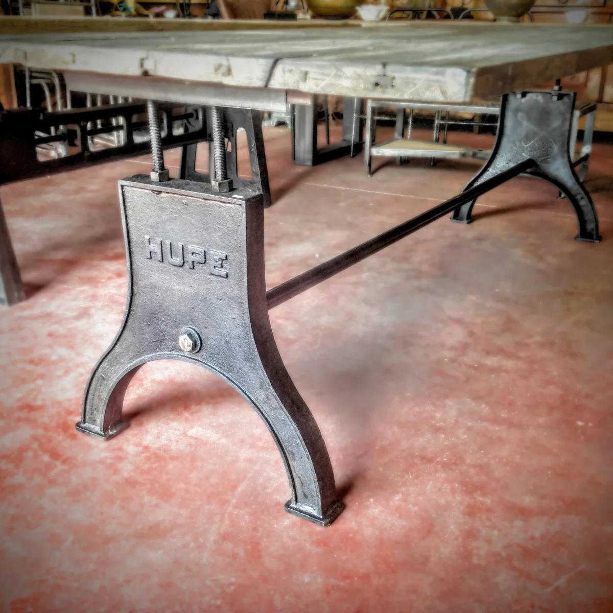 Une table au style industriel avec un pied en fonte