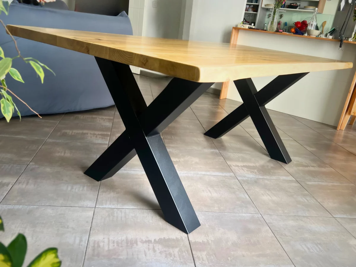 Une table de salle à manger avec des pieds en croix