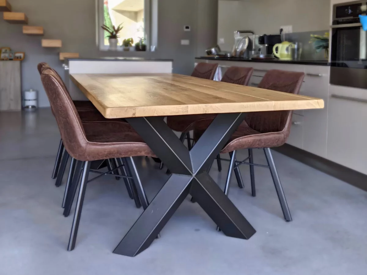 Une table à manger avec des pieds croisés