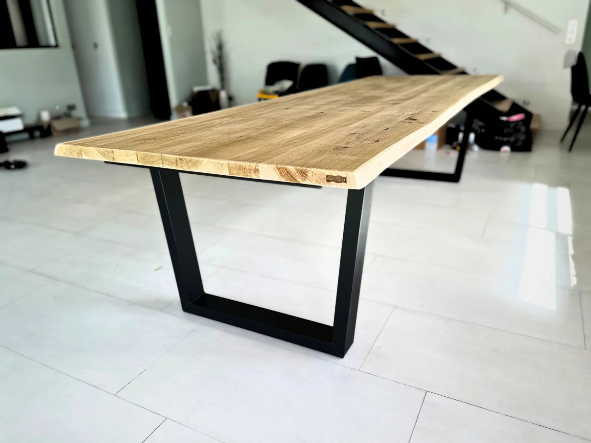 Une table rectangulaire en bois massif dans un salon