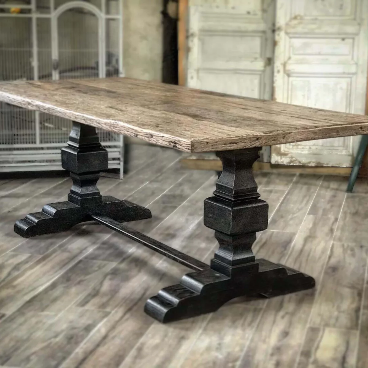 Une table sur-mesure avec des pieds en bois massif, style monastère