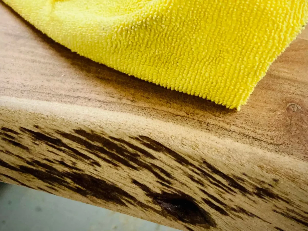 Un chiffon jaune sur une table en bois massif