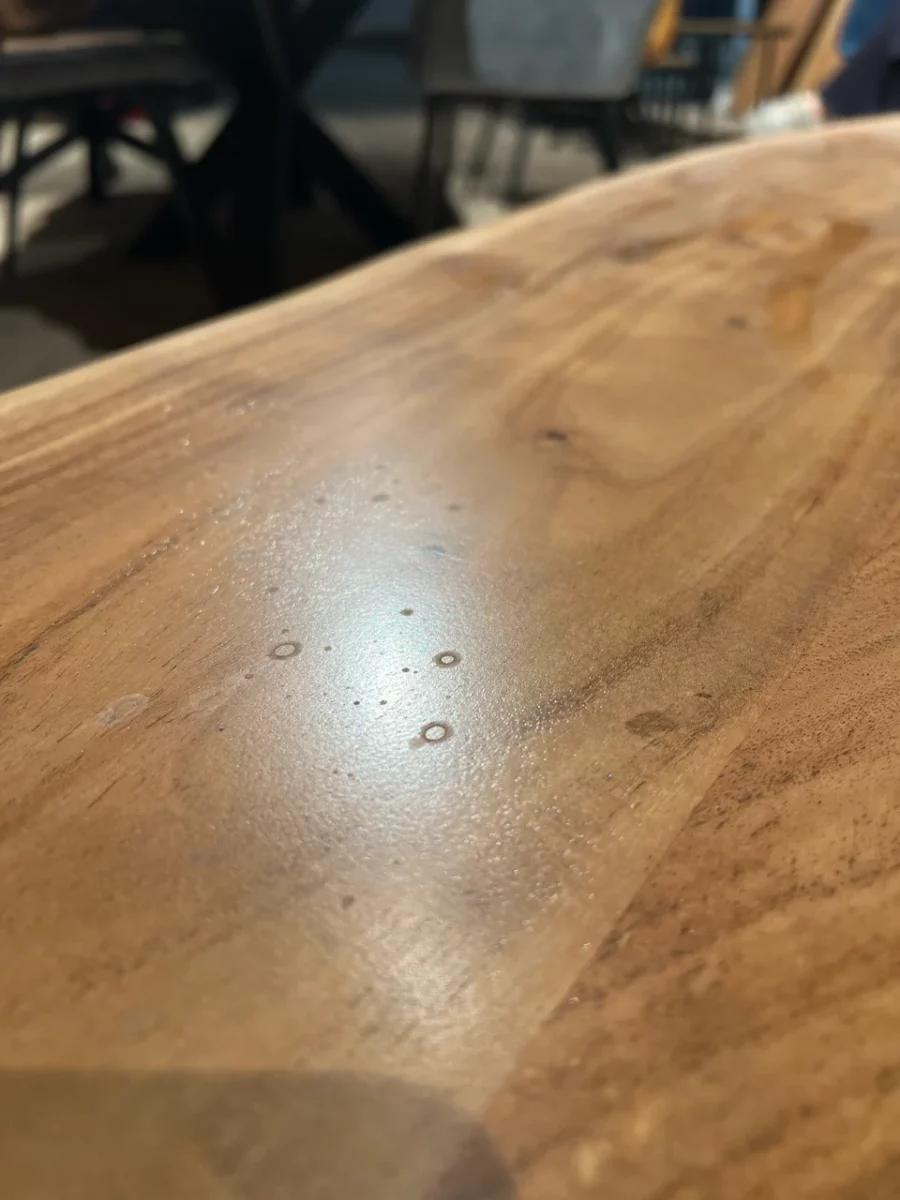 L'entretien d'une table à manger en bois