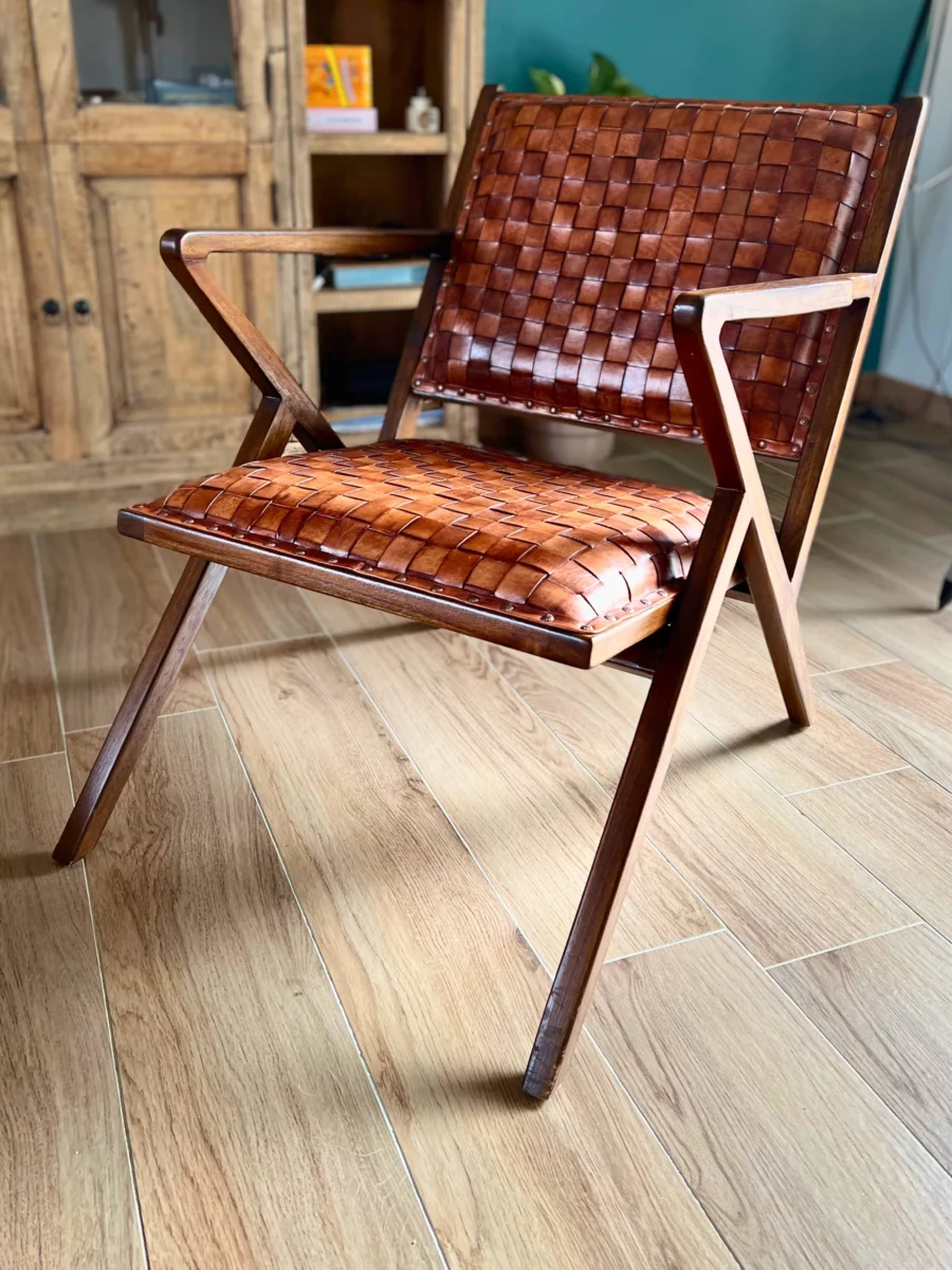 Un fauteuil en cuir tressé