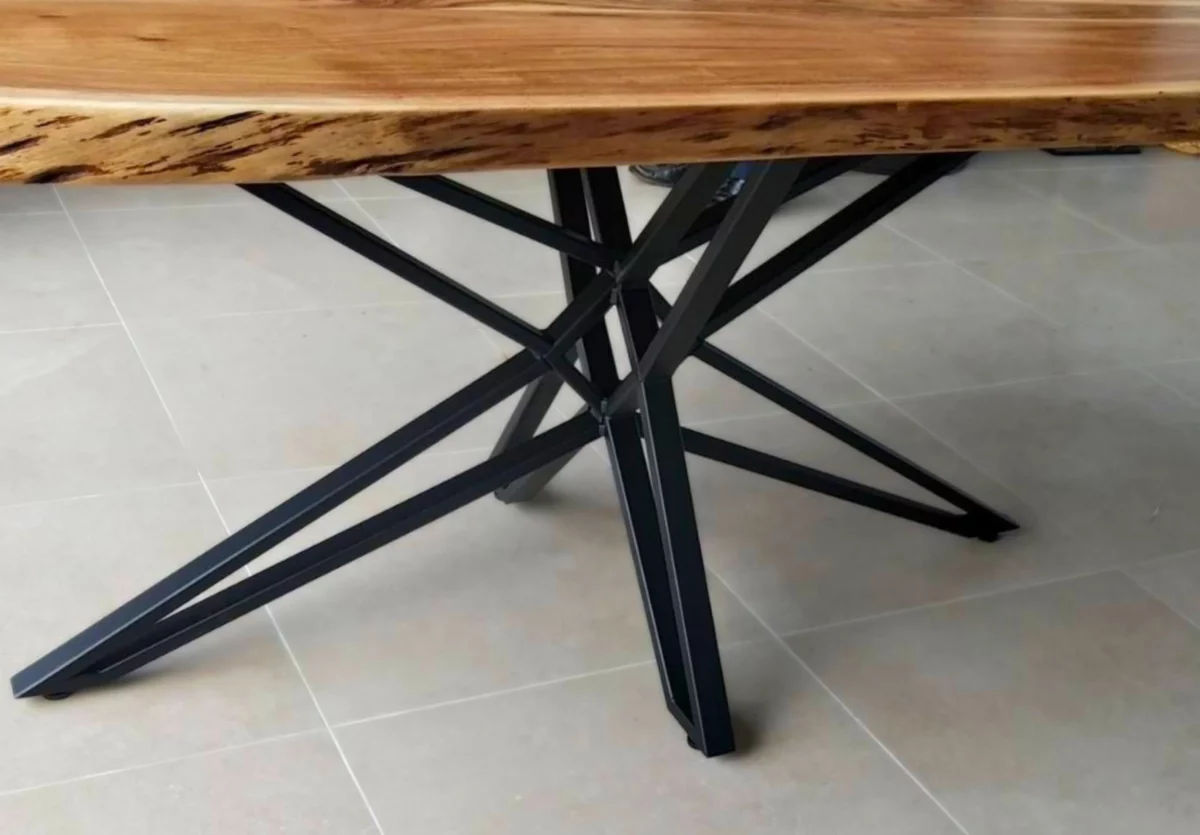 Un pied métallique pour table à manger