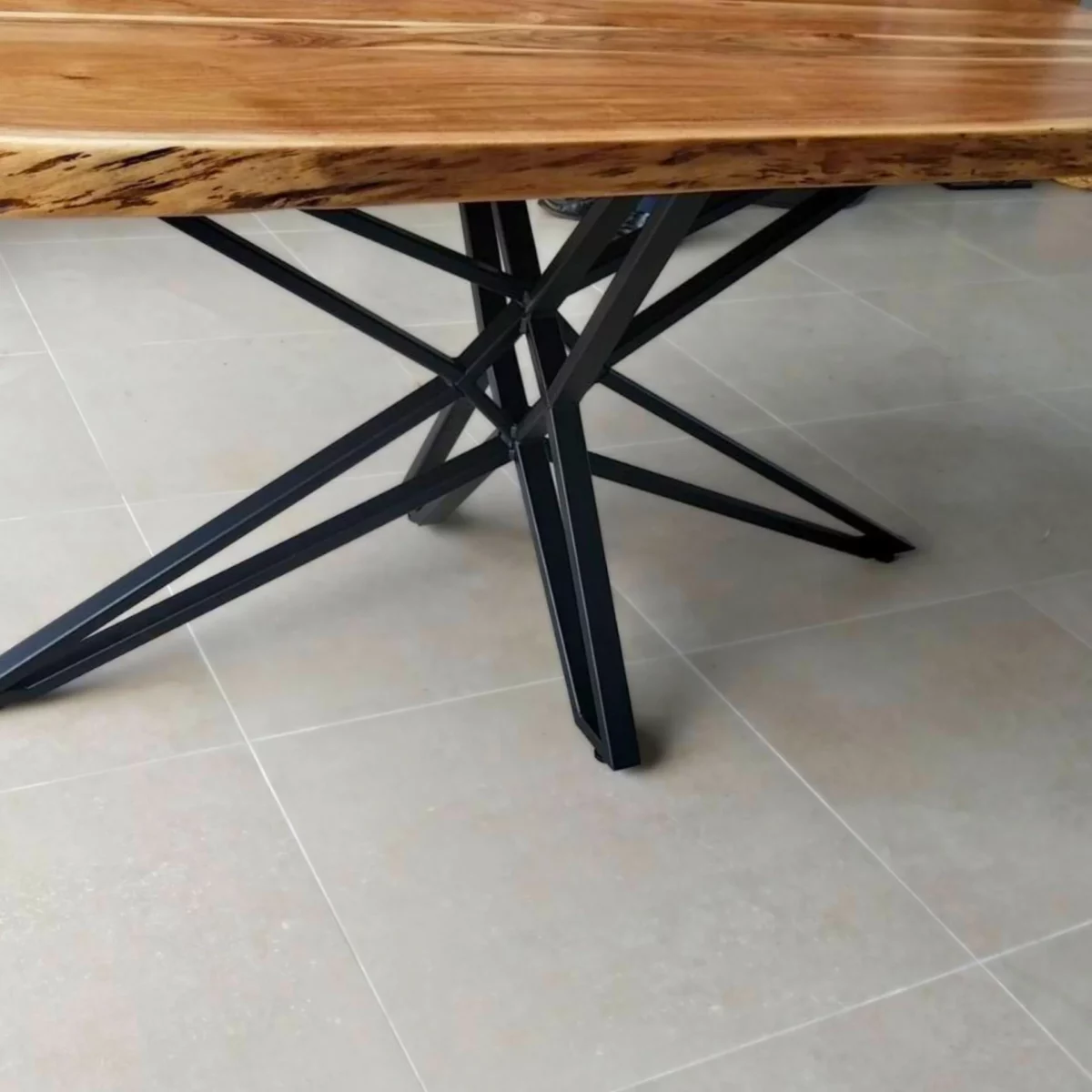 Une table à manger en bois massif au style industriel