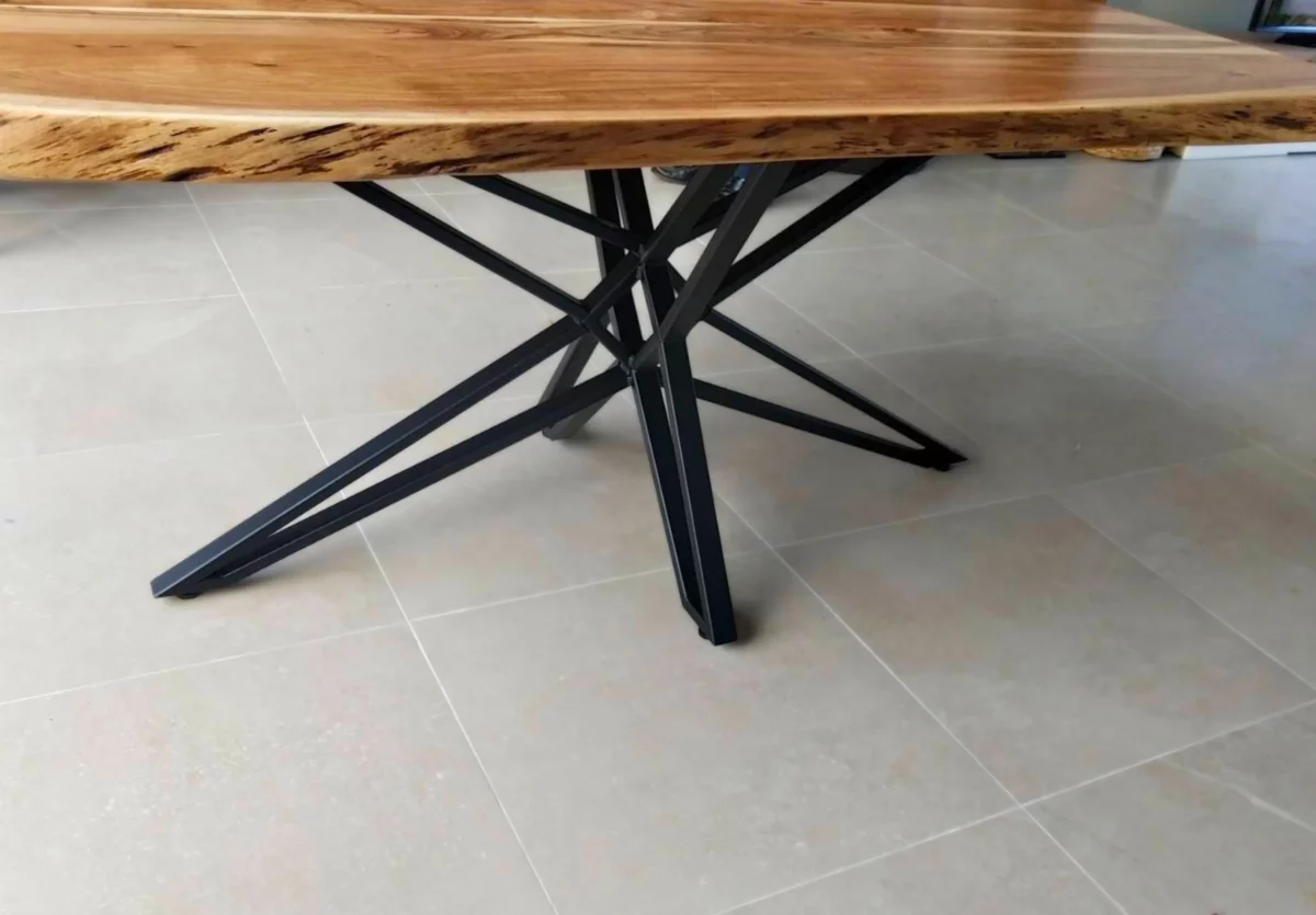 Une table à manger en bois massif au style industriel