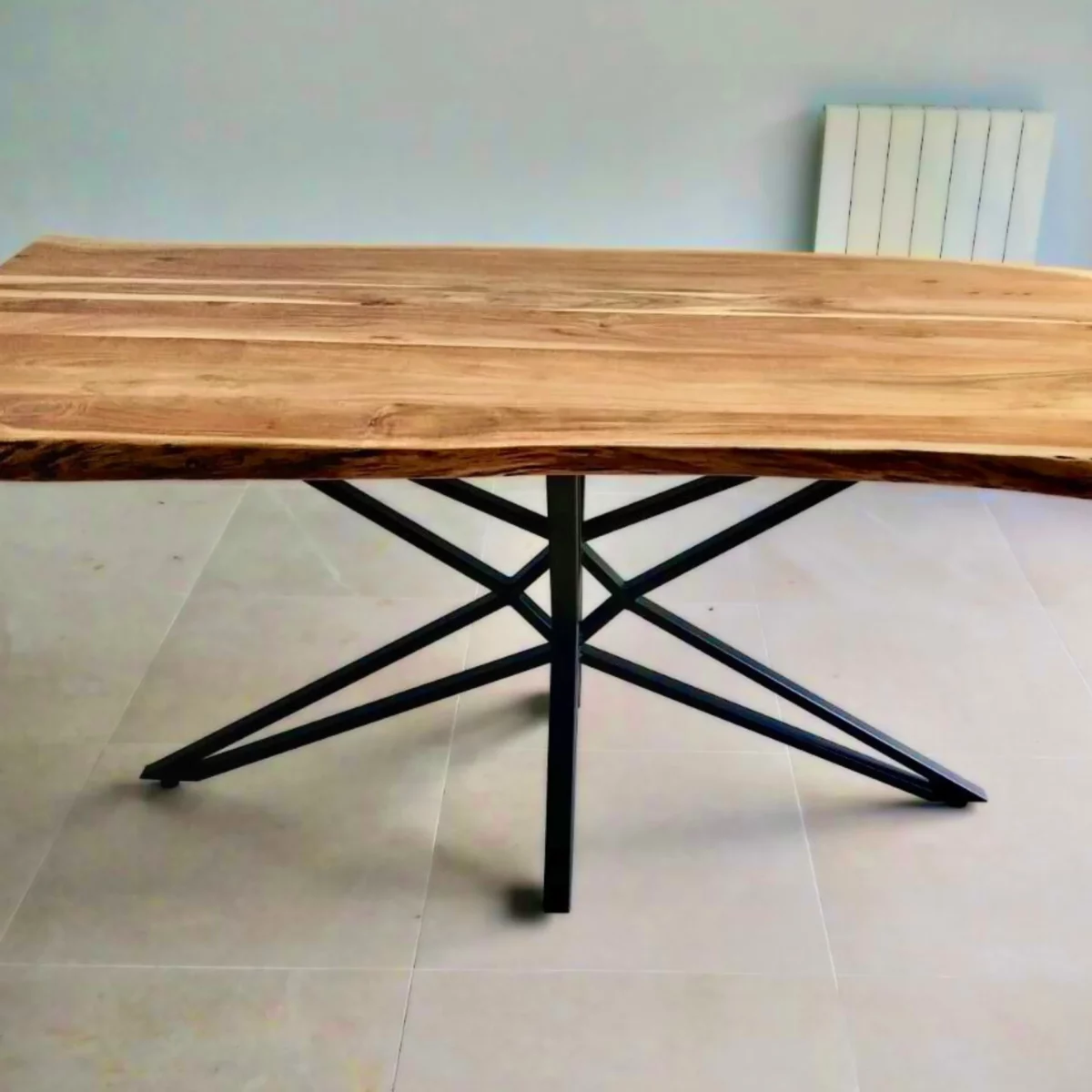 Une table en bois massif avec un carrelage gris