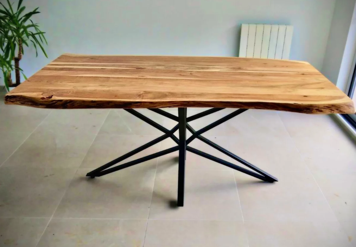 Une table en bois massif avec un carrelage gris