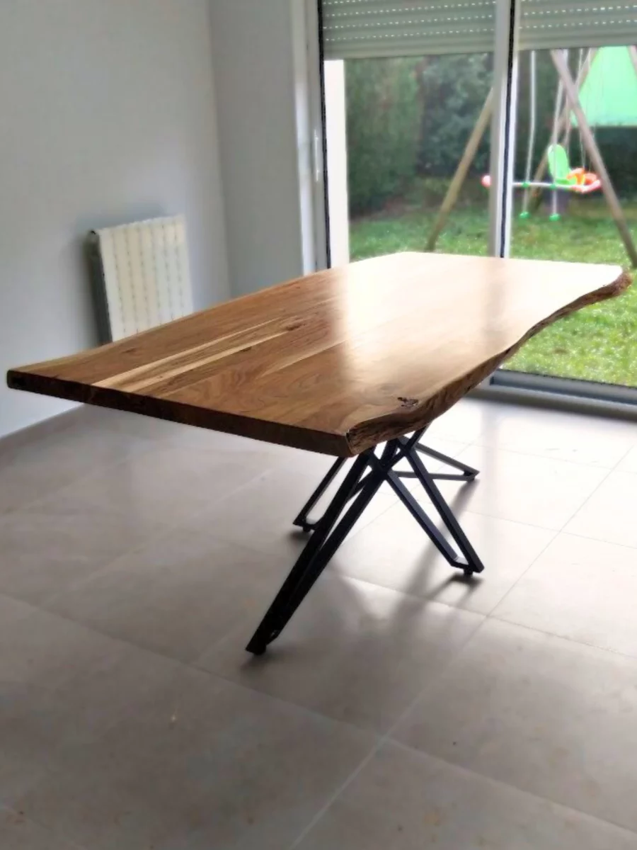 Une table à manger en bois dans un salon