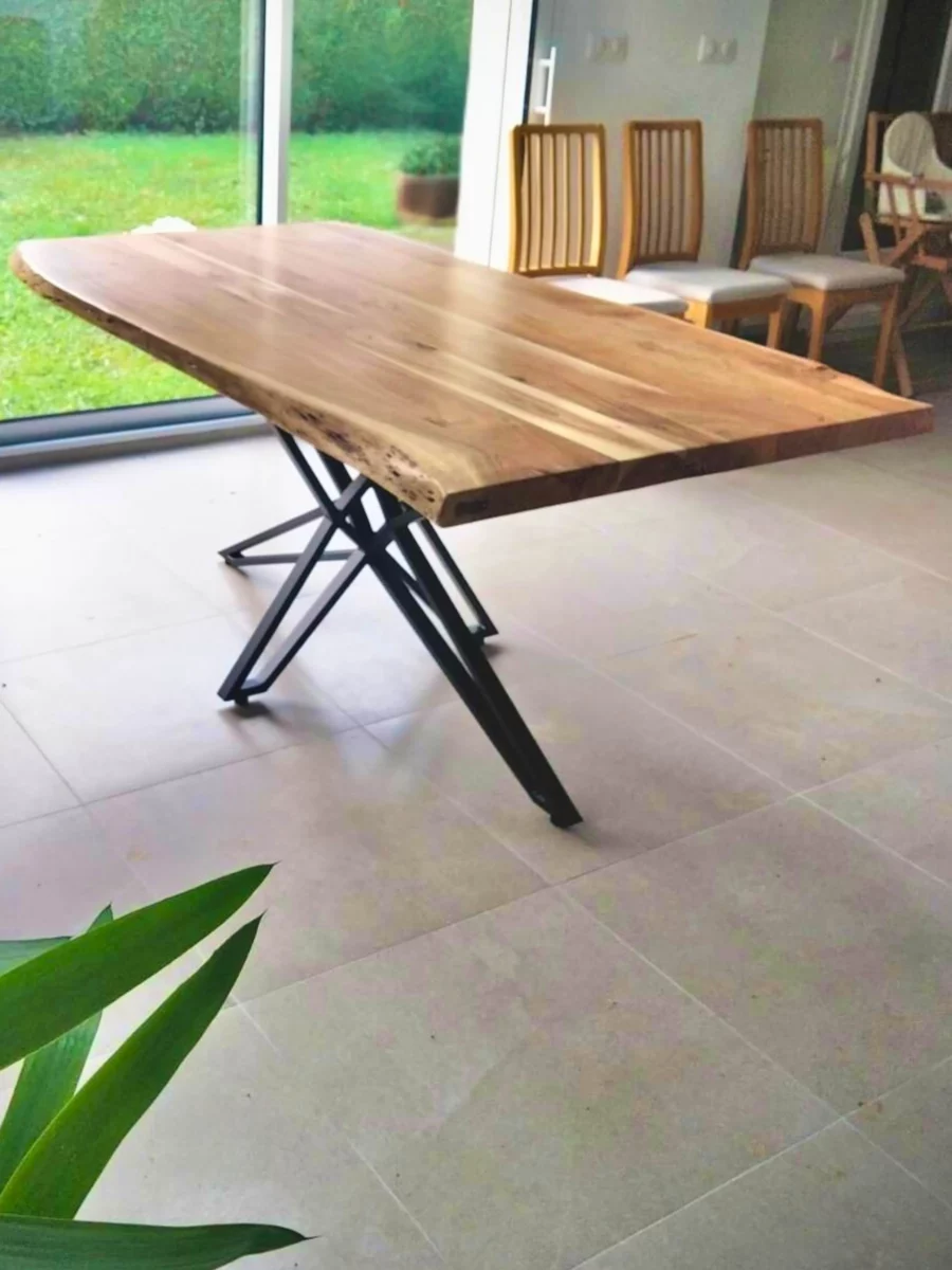 Une table de salle à manger en bois avec une plante